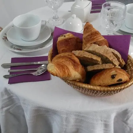 La Grange De La Guesle Bed & Breakfast 3*